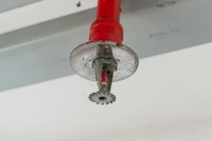 Sprinkler i tak är en viktig del av ett fungerande brandskydd