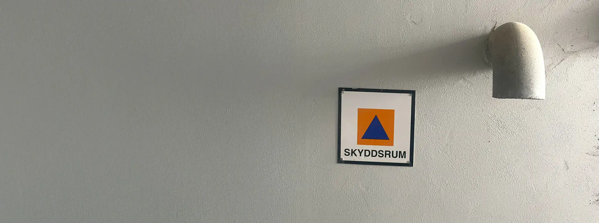 Informationsskylt med texten skyddsrum